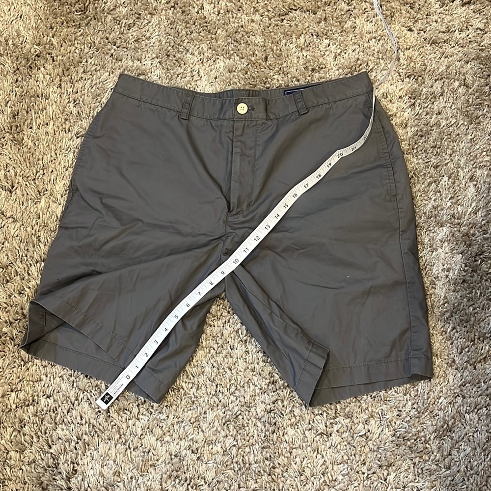 Men’s flat front vineyard vines 36 inch waist 9 inch inseam gray shorts